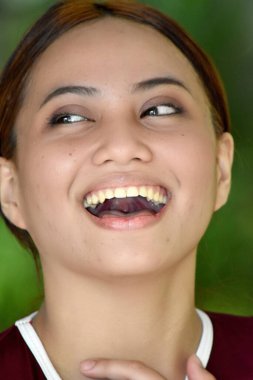 Çekici Azınlık Kadın Gülen Tişört Giyen