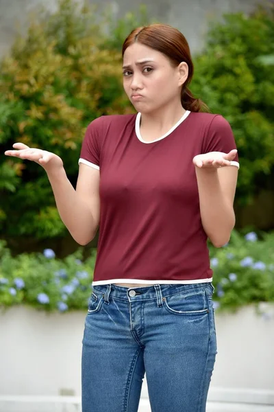 Hübsch Rotschopf Frau Und Confusion Wearing Jeans Draußen — Stockfoto