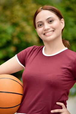 Güzel kızıl saçlı kadın ve dışarıda bir top ile mutluluk.