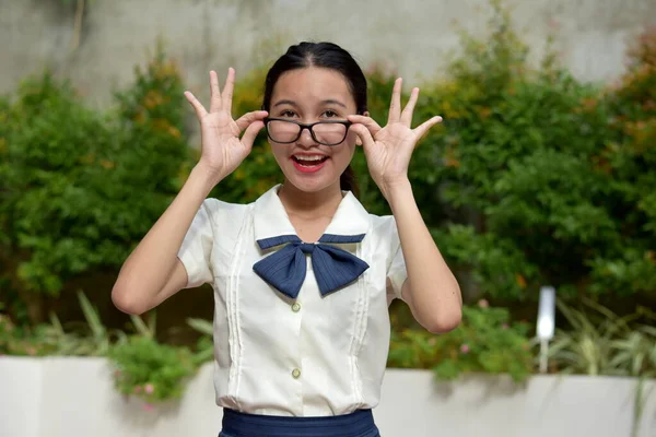 Gözlüklü Mutlu Genç Azınlık Kadın — Stok fotoğraf