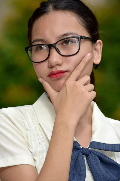 Ungdomlig Filippinska Kvinnliga Beslutsfattandet Bär Glasögon — Stockfoto