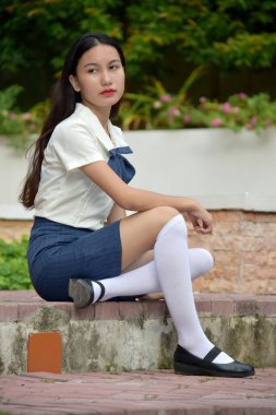 Okul üniforması giyen, duygusuz, farklı kız öğrenci.