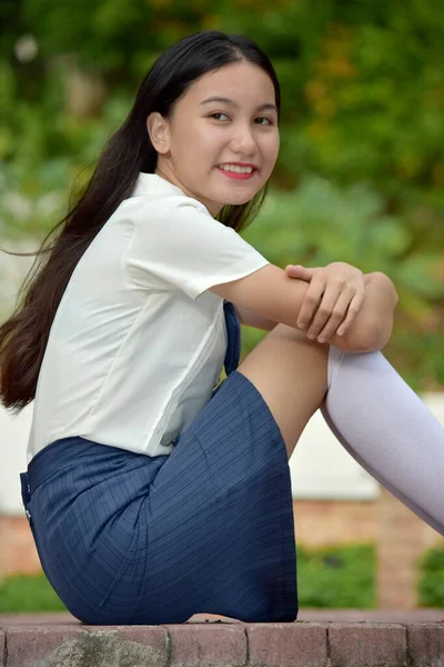 Asiática Feliz Estudante Vestindo Saia Sentado — Fotografia de Stock