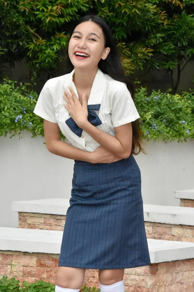 Roztomilé Asijské Školní Dívka Smích Nosit Uniformu Stojící — Stock fotografie