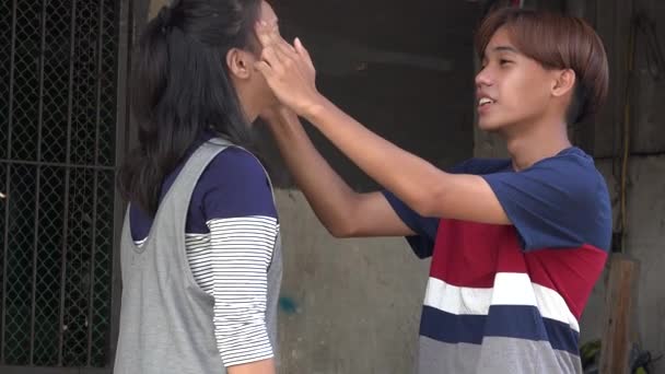 Tonårsvänner som masserar tempel — Stockvideo