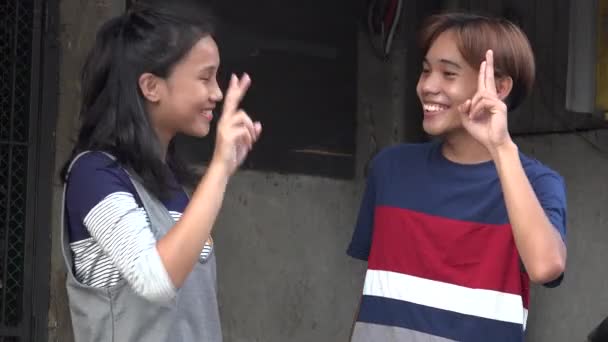 Azji nastolatek przyjaciele i pokój Gesture — Wideo stockowe