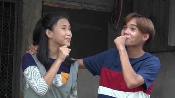 Adolescente asiático amigos o hermanos cantando — Vídeos de Stock