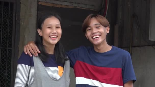 Egy tinédzser ázsiai filippínó testvér mosolygott — Stock videók