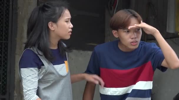 Un asiatique les adolescents recherche ou recherche — Video