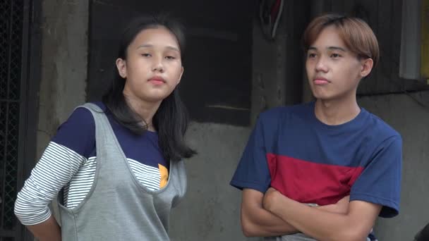 Asiatiska tonåringar eller syskon hänger ut — Stockvideo