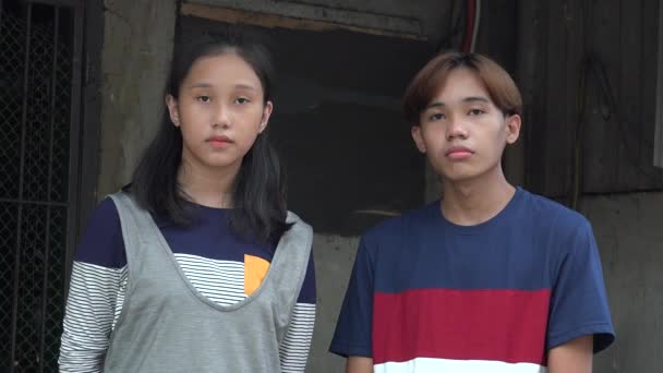 Sérieux philippin adolescent frères et sœurs ou amis — Video