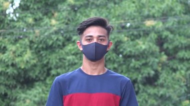 Maskeli ve Maskeli Asyalı Erkek Ergen