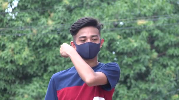Счастливая азиатская юная маска для удаления лица — стоковое видео
