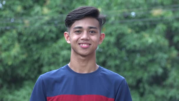 Чоловік азіатського підлітка філіппінського юнака Сміється — стокове відео