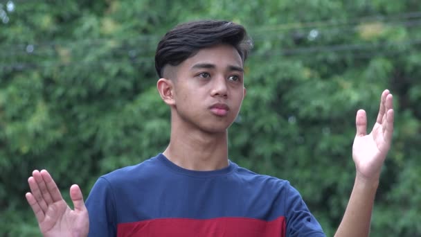 Yakışıklı bir Asyalı Genç Erkek Heykeli — Stok video