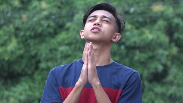 Ένας θρήσκος έφηβος προσεύχεται. — Αρχείο Βίντεο