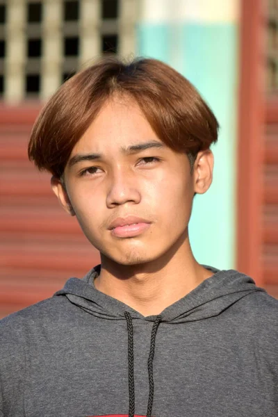 Menino Filipino Jovem Sem Emoção Vestindo Camisola — Fotografia de Stock