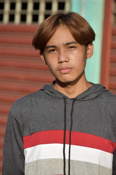 Poco Emocional Joven Filipina Masculino Usando Sudadera — Foto de Stock