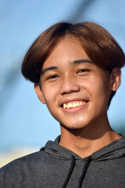 Азіатський Підліток Який Посміхається Білизні — стокове фото
