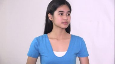 Mavi Giyen Ciddi Filipinli Genç Kız