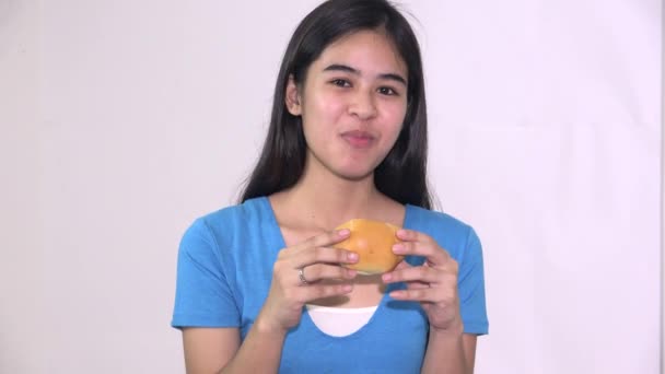 Un adolescente asiático chica comer pan — Vídeos de Stock