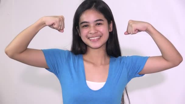 Uma menina asiática orgulhosa músculos flexantes — Vídeo de Stock