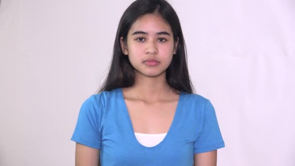 Una seria hembra asiática adolescente aislado — Vídeos de Stock