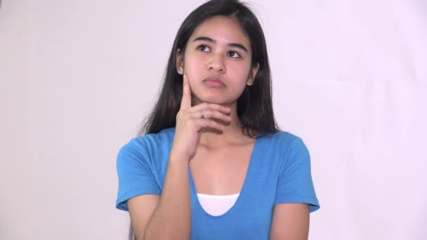 Un adolescente asiático chica pensamiento — Vídeos de Stock