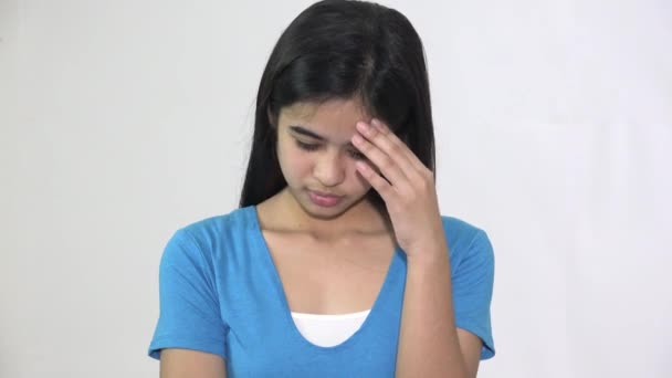 En sorgsen stressad tonåring asiatisk kvinna — Stockvideo