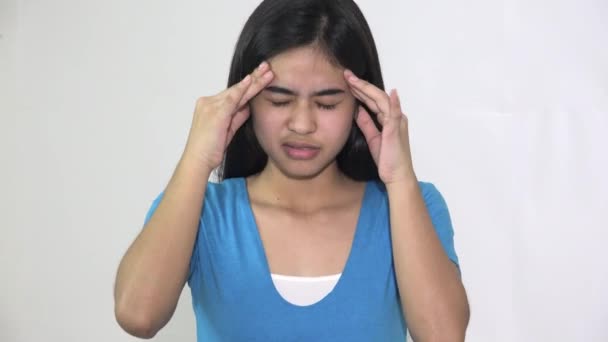 Una mujer asiática estresada aislada — Vídeos de Stock