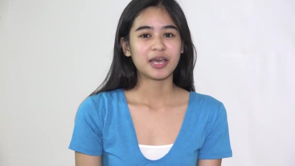 Μια Ασιάτισσα έφηβη που μιλάει απομονωμένη. — Αρχείο Βίντεο