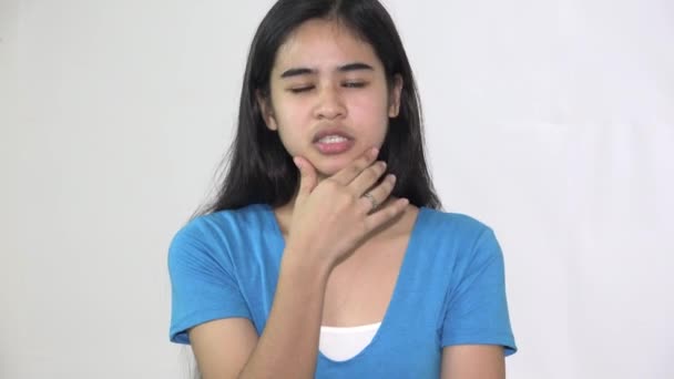 Verwarde aziatische vrouw tiener praten geïsoleerd — Stockvideo