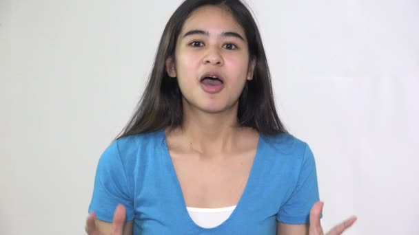 En Stern asiatisk kvinna tonåring talar — Stockvideo