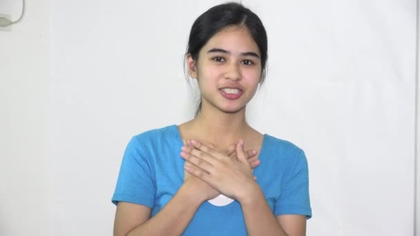 Apreciativa hembra asiática adolescente hablando aislado — Vídeos de Stock