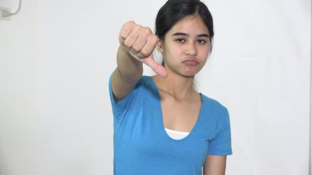 Una hembra asiática adolescente pulgares abajo — Vídeos de Stock