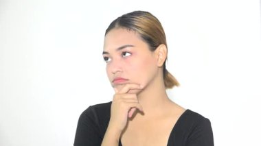 Genç Asyalı Kadın Düşünüyor