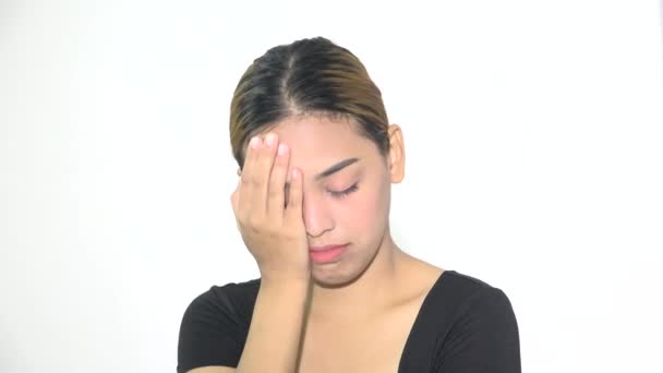 Una mujer asiática preocupada o triste — Vídeos de Stock