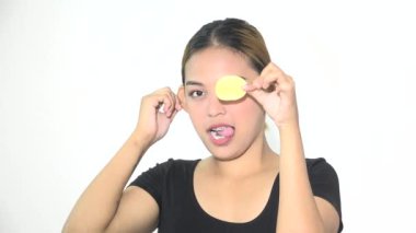 Abur cubur yiyen Asyalı bir kadın.