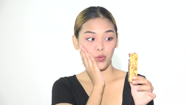 Μια Ασιάτισσα τρώει Granola Bar — Αρχείο Βίντεο