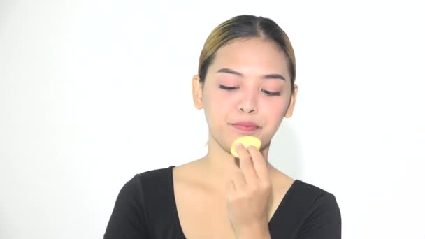 Μια Ασιάτισσα τρώει μπισκότα. — Αρχείο Βίντεο