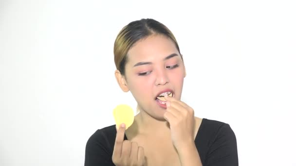Asijské ženy jíst křupky a brambůrky — Stock video