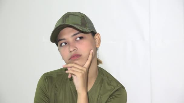 En kvinnlig armé rekrytera tänkande — Stockvideo