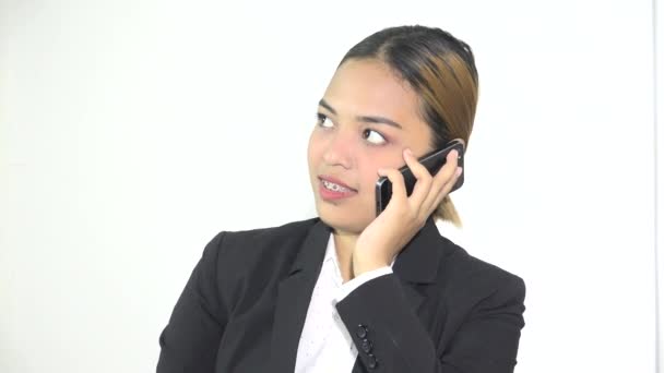 Asiatique femme d'affaires parler au téléphone — Video