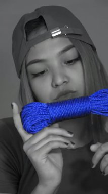 Asyalı Bir Kadın Mavi İp Tutuyor