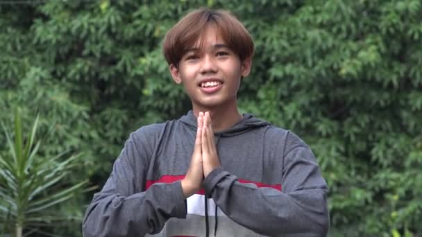 Asiatique homme mendier ou prier — Video