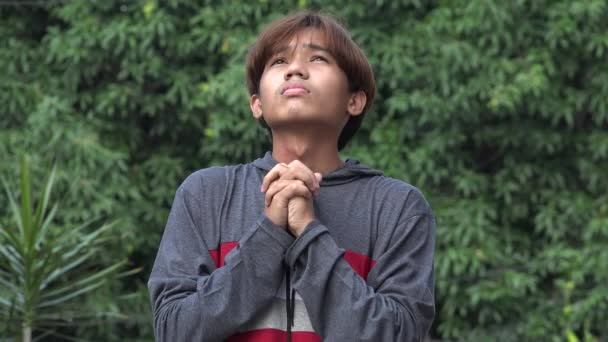 Um homem filipino asiático religioso rezando — Vídeo de Stock