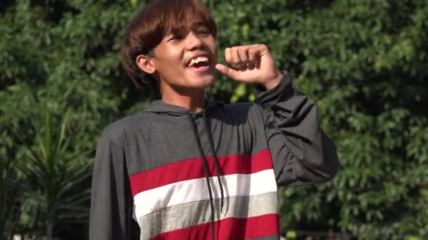 Азіатський чоловік співає пісню — стокове відео