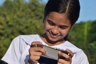 Cep Telefonu Kullanan Bir Genç Kız