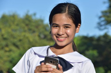 Telefonla gülümseyen güzel bir kız.