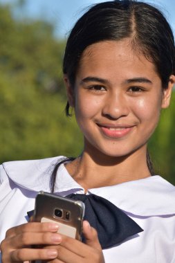 Telefonu olan güzel bir Asyalı kız.